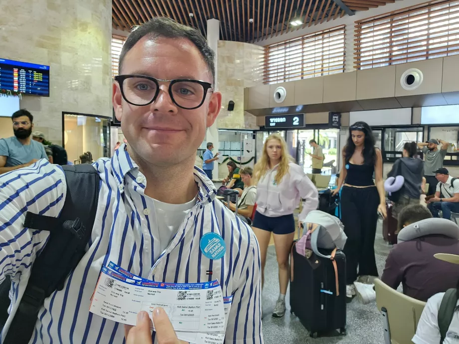 Io con i biglietti per il trasferimento in autobus + barca per Koh Samui