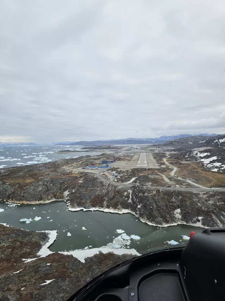 Atterraggio di un elicottero all'aeroporto di Ilulissat