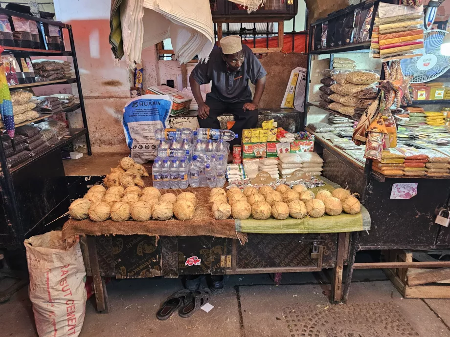Mercato centrale, vendita di noci di cocco e spezie