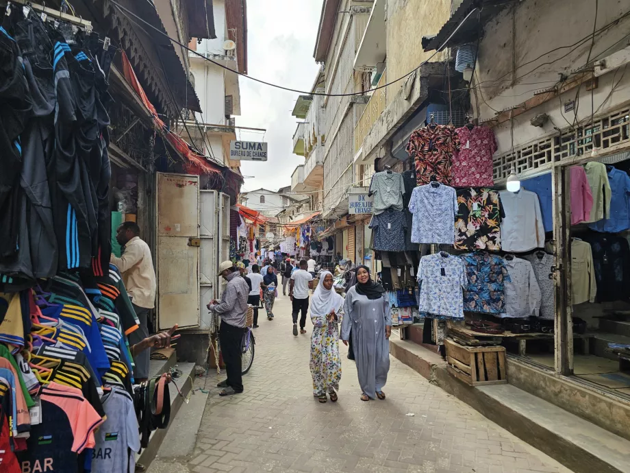 Souk di Darajani, abiti in vendita