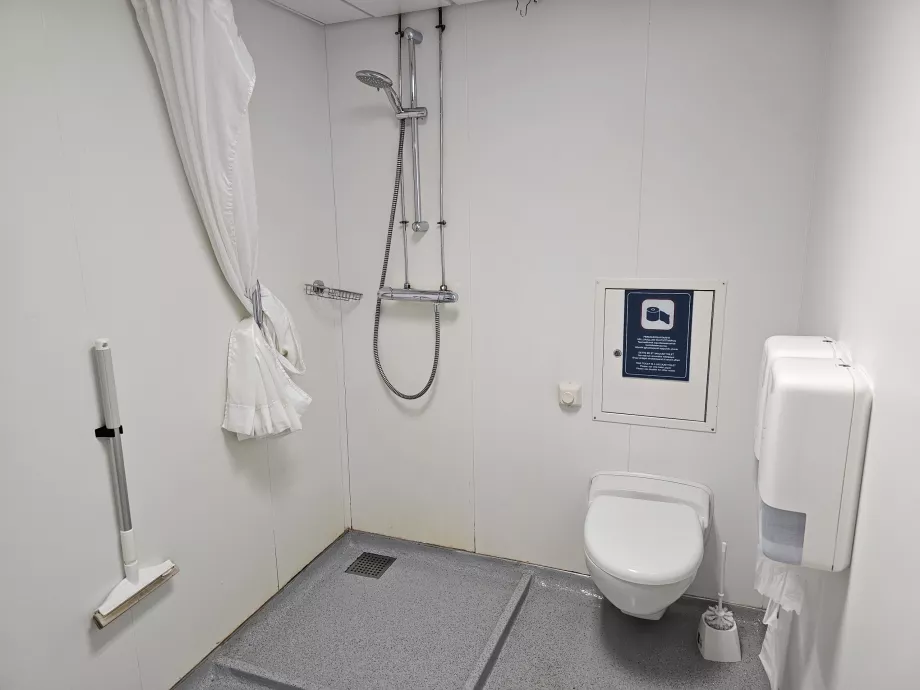 Bagno in comune per la cuccetta