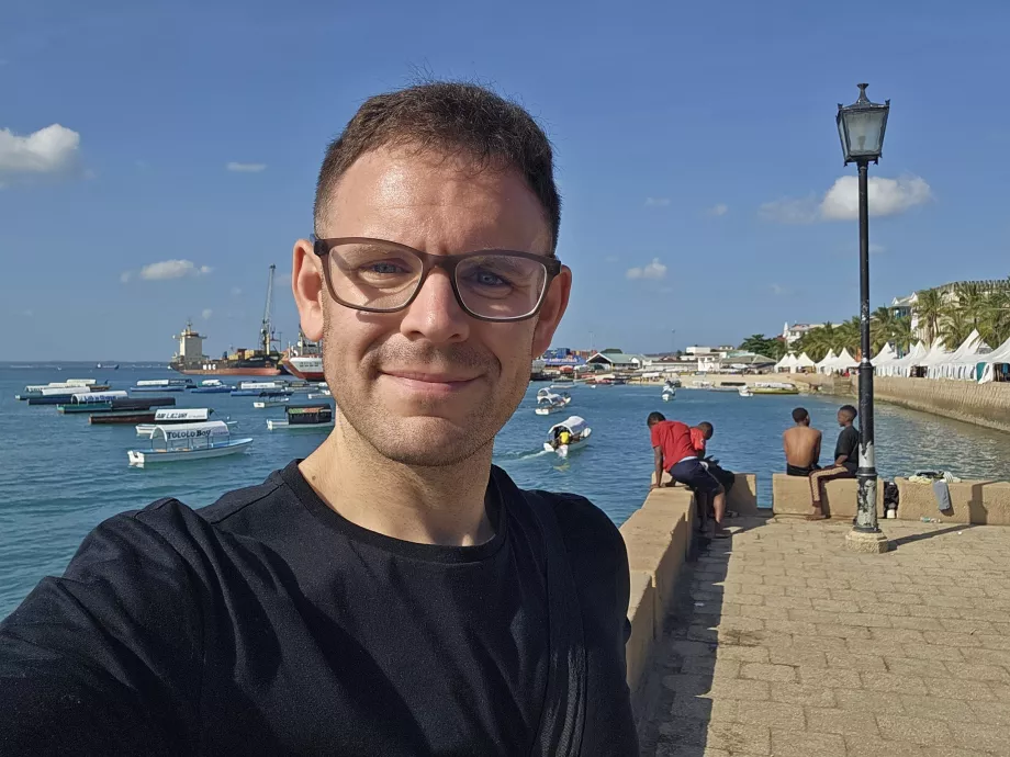 Io sul lungomare di Forodhani