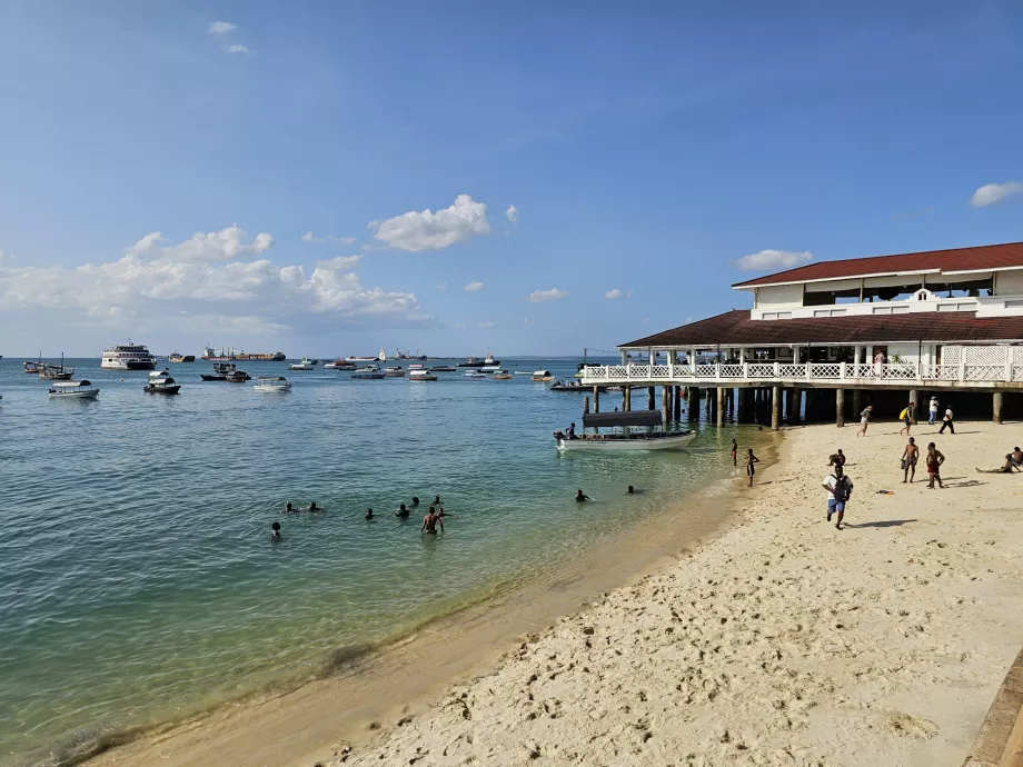 Spiaggia e ristorante sul lungomare di Forodhani