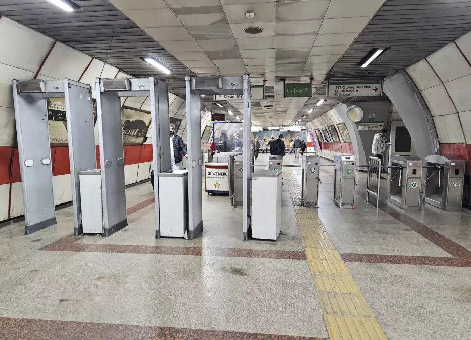 Cornici di sicurezza all'ingresso di ogni stazione della metropolitana