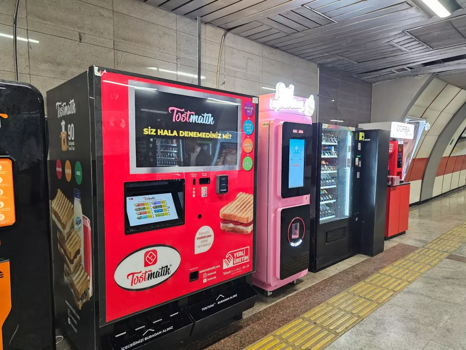 Distributori automatici di cibo e bevande nelle stazioni della metropolitana