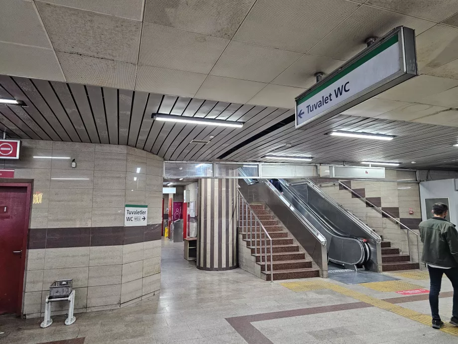 Servizi igienici pubblici nella stazione della metropolitana