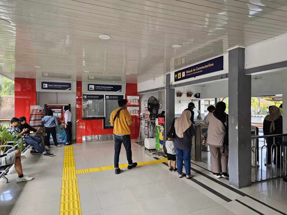 Biglietteria e distributori automatici di biglietti alla stazione ferroviaria