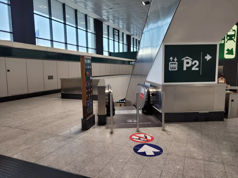 La strada per il treno lungo la scala mobile