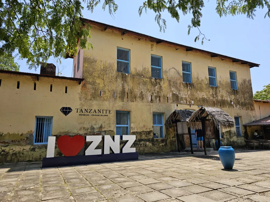 Prison Island, l'edificio della prigione con la scritta I love ZNZ