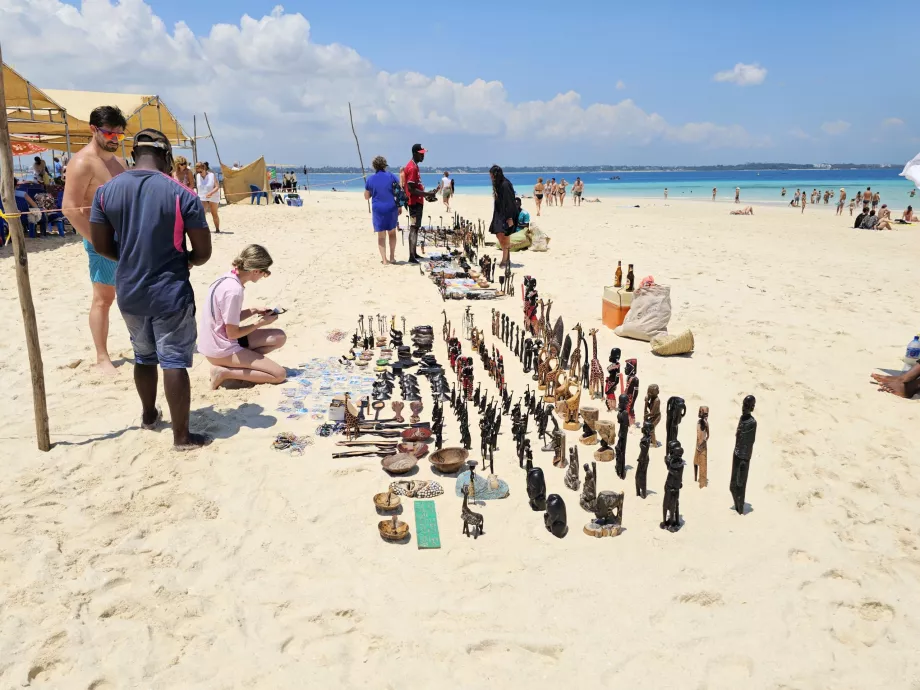 Vendita di souvenir al banco di sabbia di Nakupenda