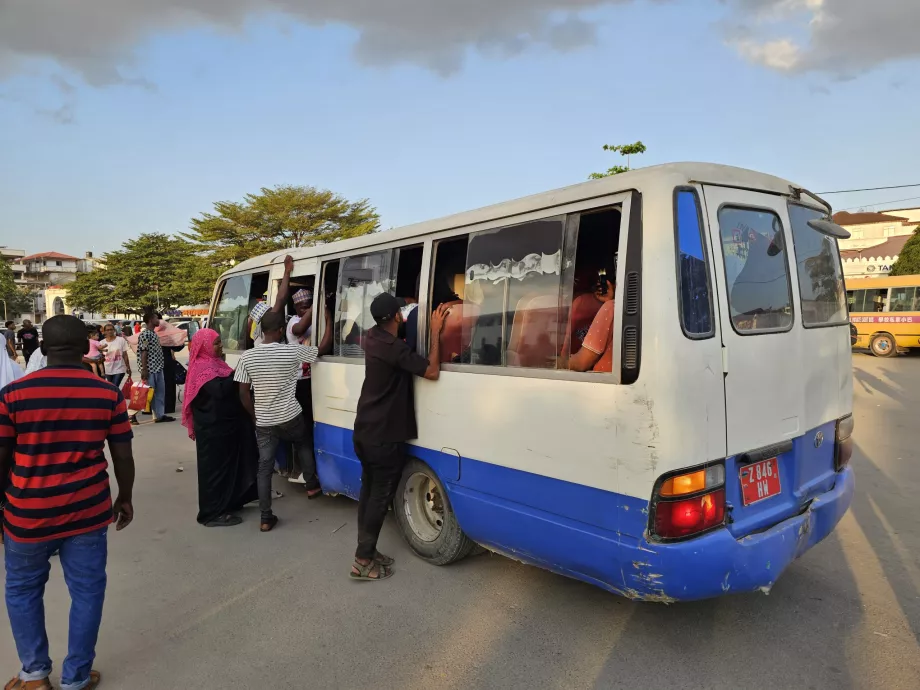 Un autobus affollato ha dato