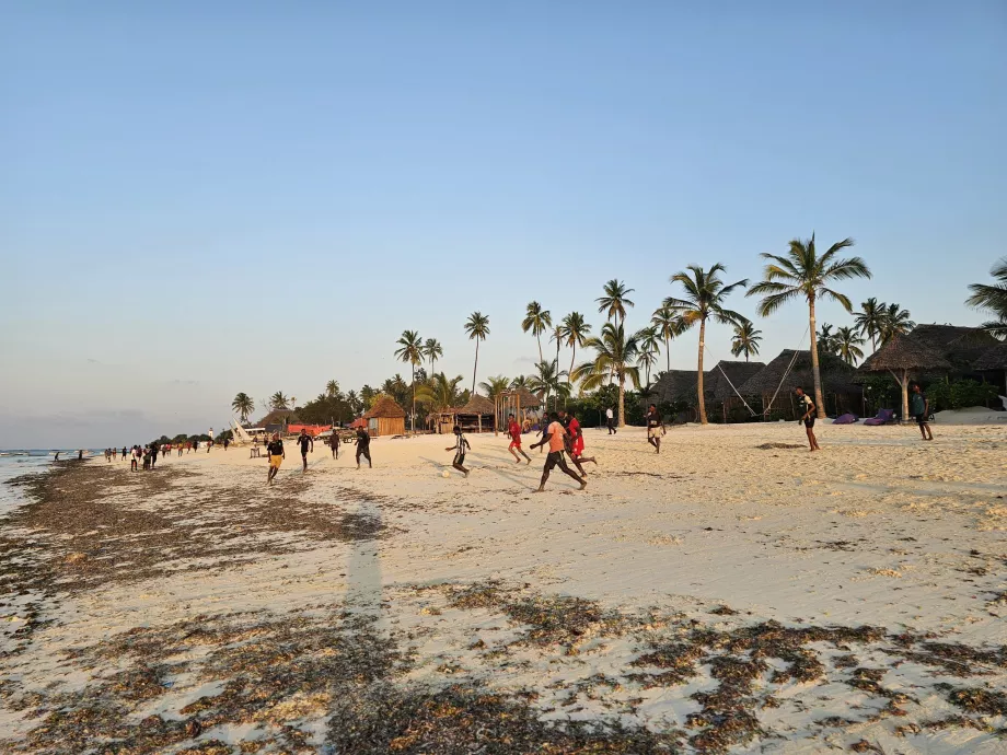 Giocare a calcio sulla spiaggia di Nungwi