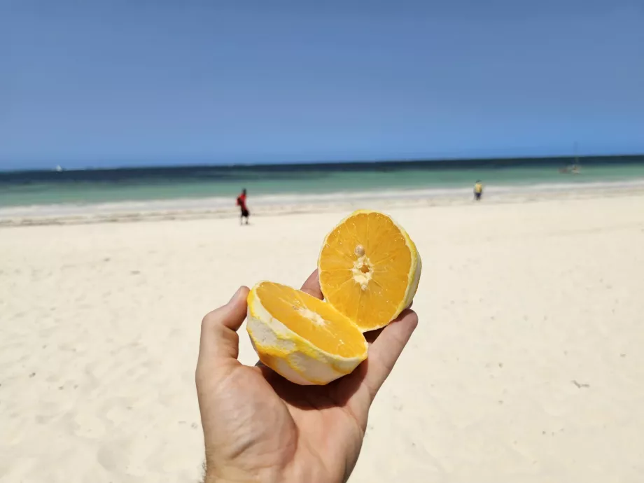 Arancione sulla spiaggia di Kiwengwa