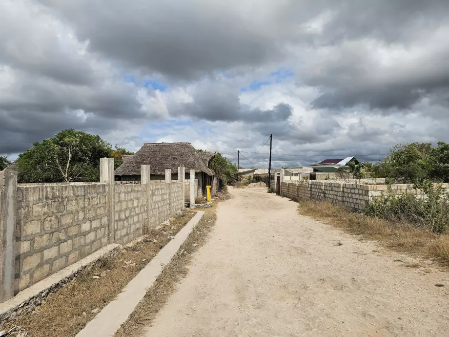 La strada per la Grotta di Kuza