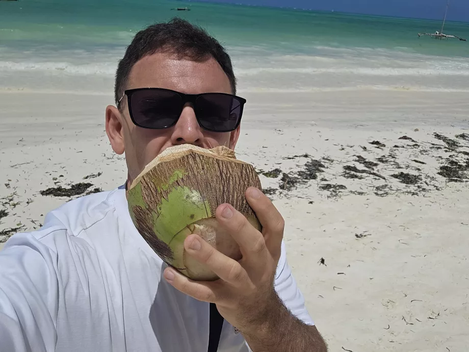 Bevo il cocco sulla spiaggia di Paje