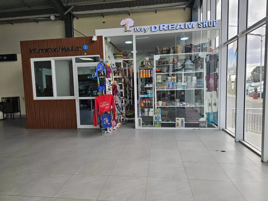 Negozio di souvenir nella sala partenze