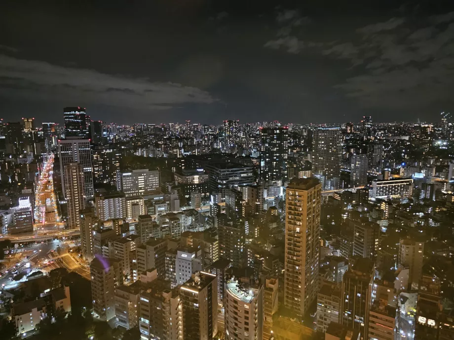 Vista dal ponte di osservazione principale durante la notte