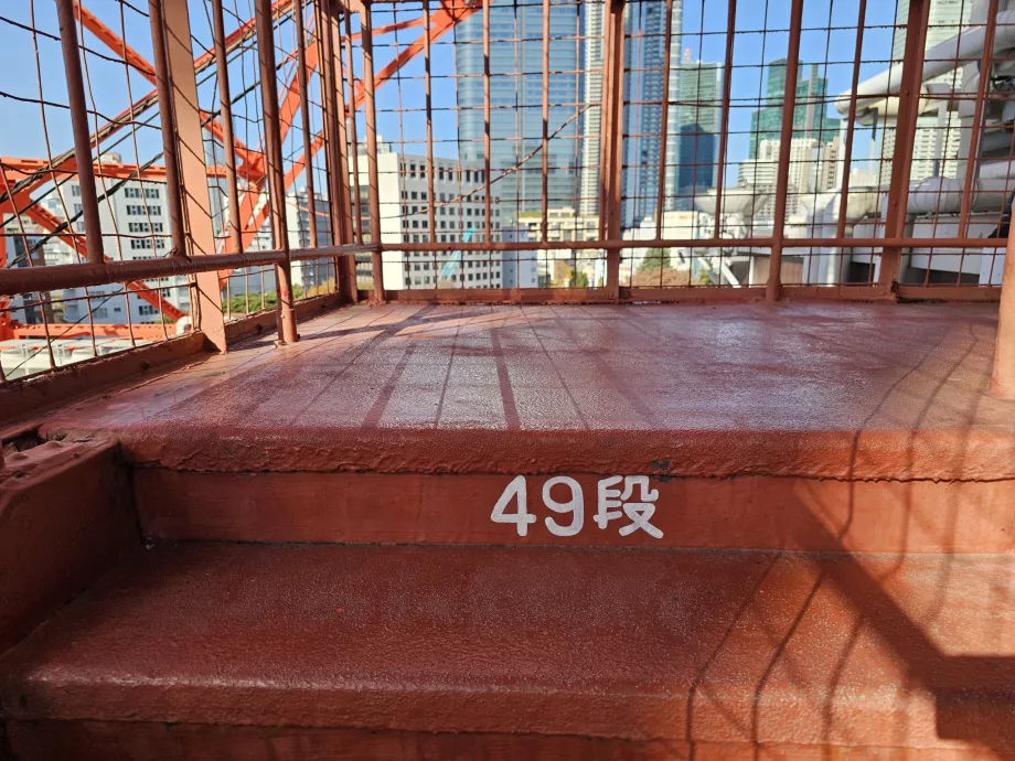 Salire le scale a piedi