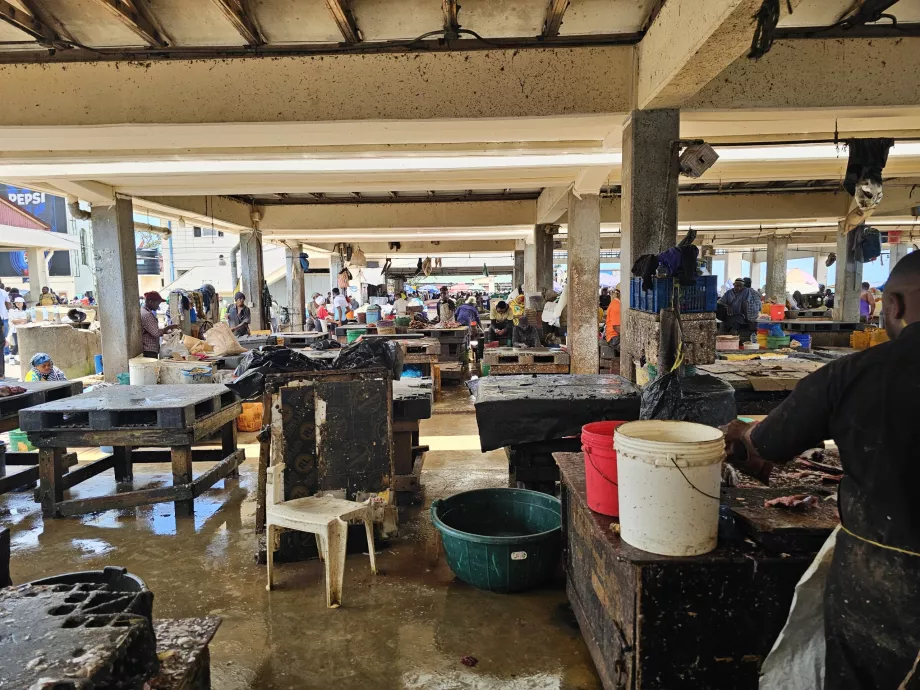 Mercato del pesce del traghetto