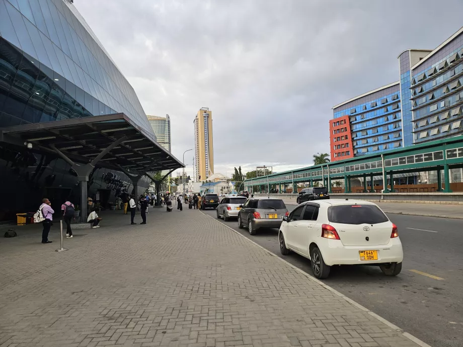 Auto Bolt o Uber fuori dalla stazione ferroviaria