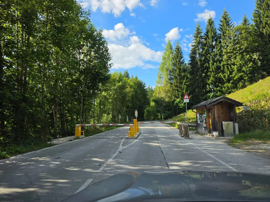 Casello autostradale lungo la discesa