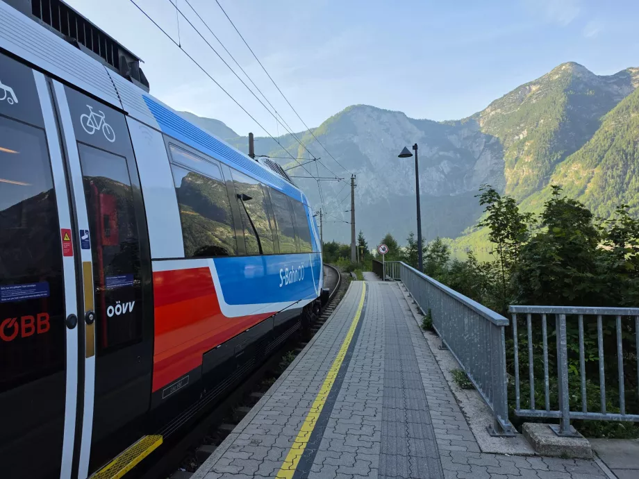 Un treno alla stazione ferroviaria di Hallstatt