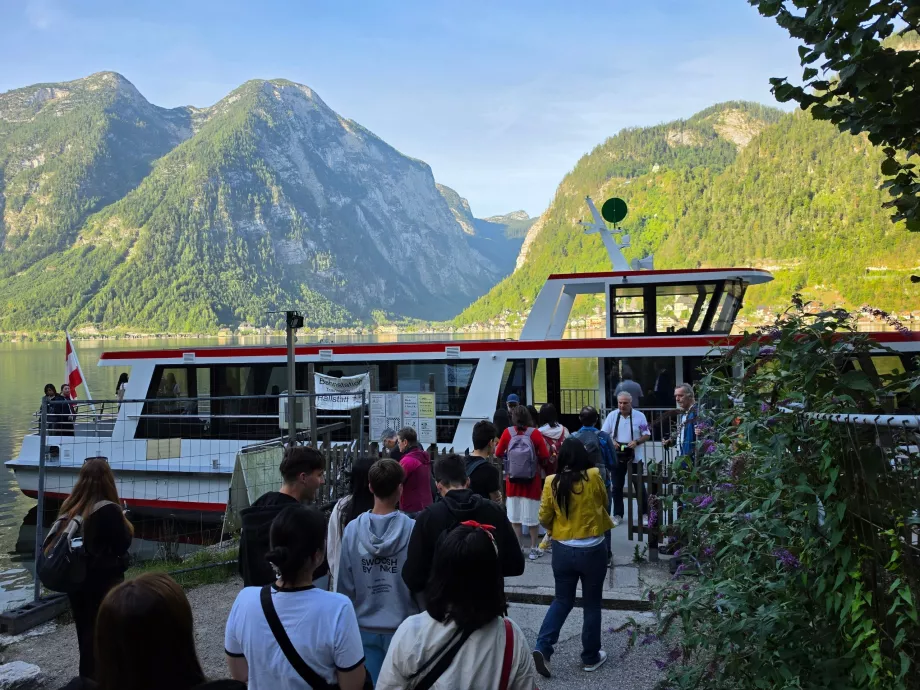 Traghetto dalla stazione ferroviaria a Hallstatt