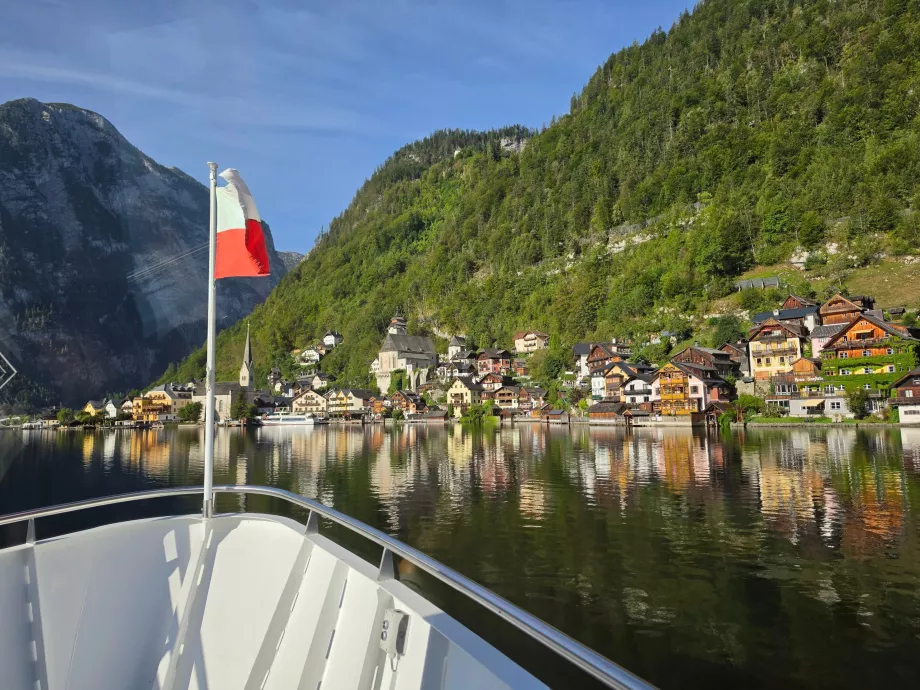 Una vista di Hallstatt dal traghetto