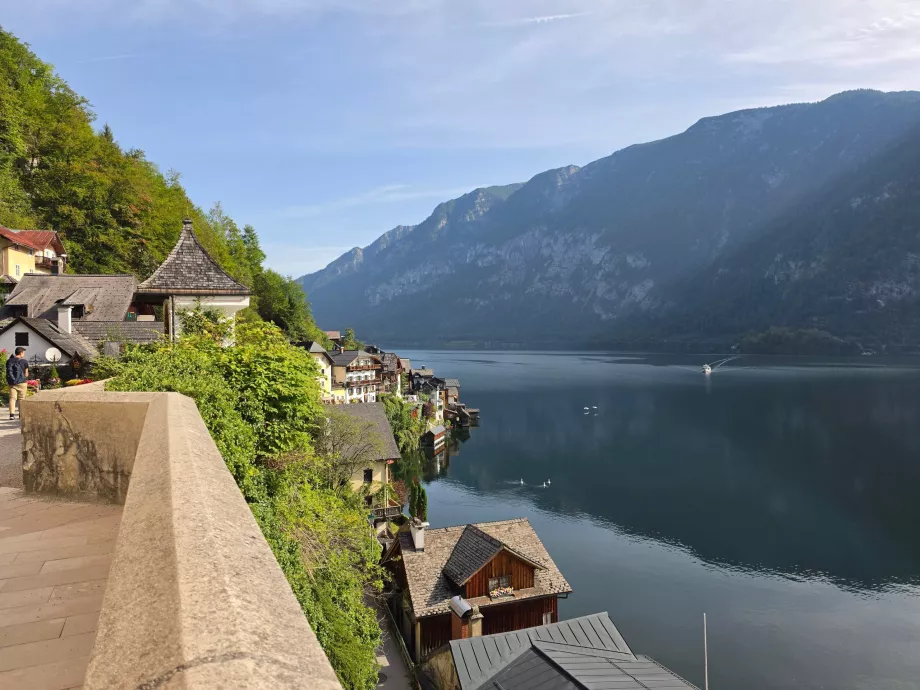 Vista del lago dalla chiesa cattolica