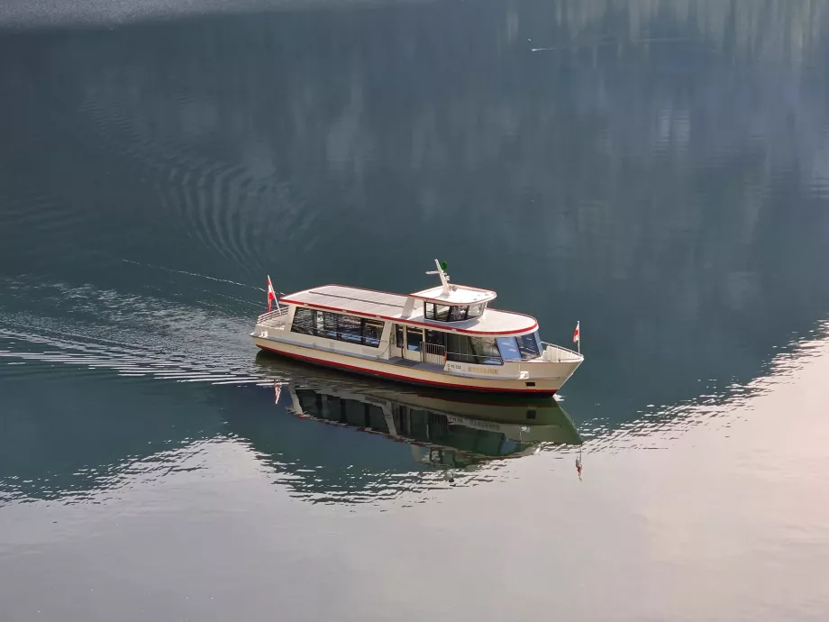 Una barca sul lago di Hallstatt
