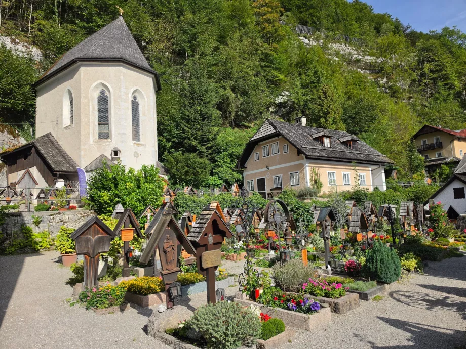Il cimitero di fronte all'ossario della chiesa cattolica
