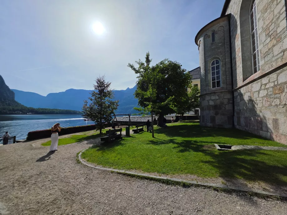 Il piccolo parco di fronte alla chiesa evangelica