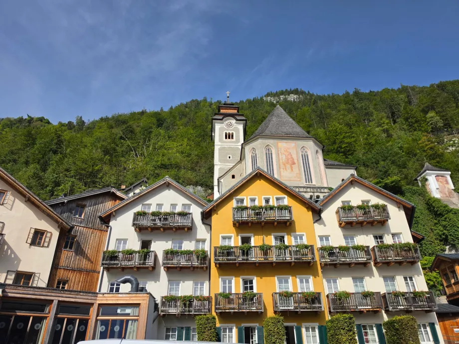 La chiesa cattolica sopra il centro di Hallstatt