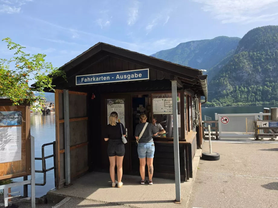 Vendita di biglietti per il traghetto alla stazione ferroviaria