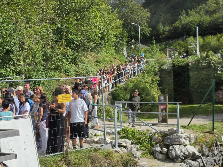 Una lunga fila per il traghetto alla stazione ferroviaria