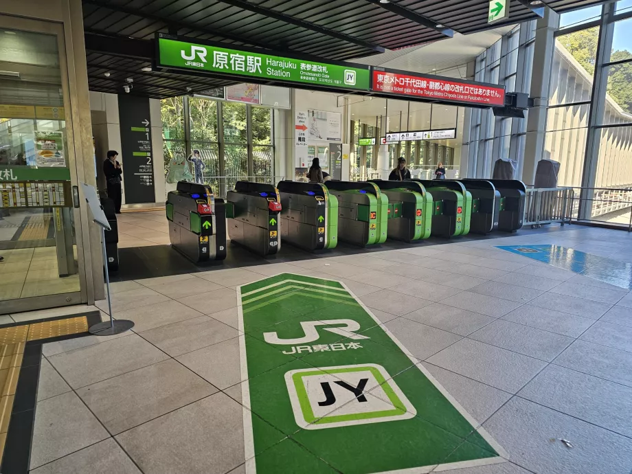 Tornelli per l'accesso alle banchine dei treni JR