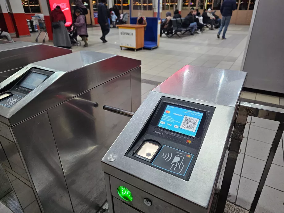 Pagamento con carta o Istanbulkart sui traghetti