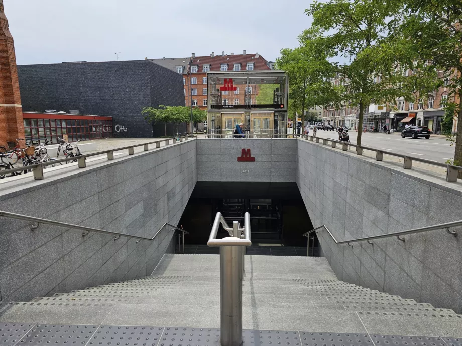 L'ingresso della metropolitana e la sua segnaletica