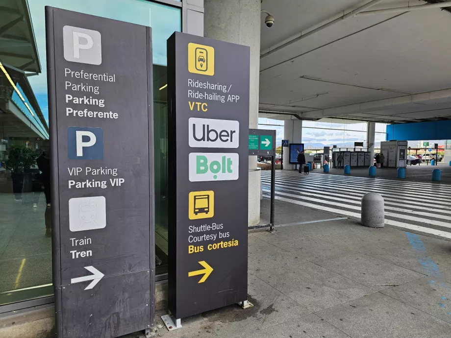 Indicazioni per raggiungere i punti di prelievo di Uber e Bolt