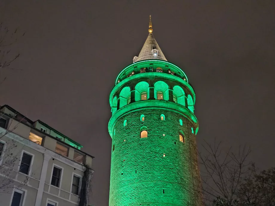 La Torre di Galata al buio