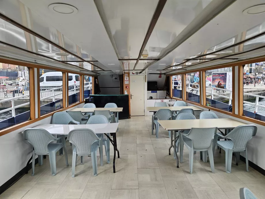 Interno del battello per la Torre della Fanciulla