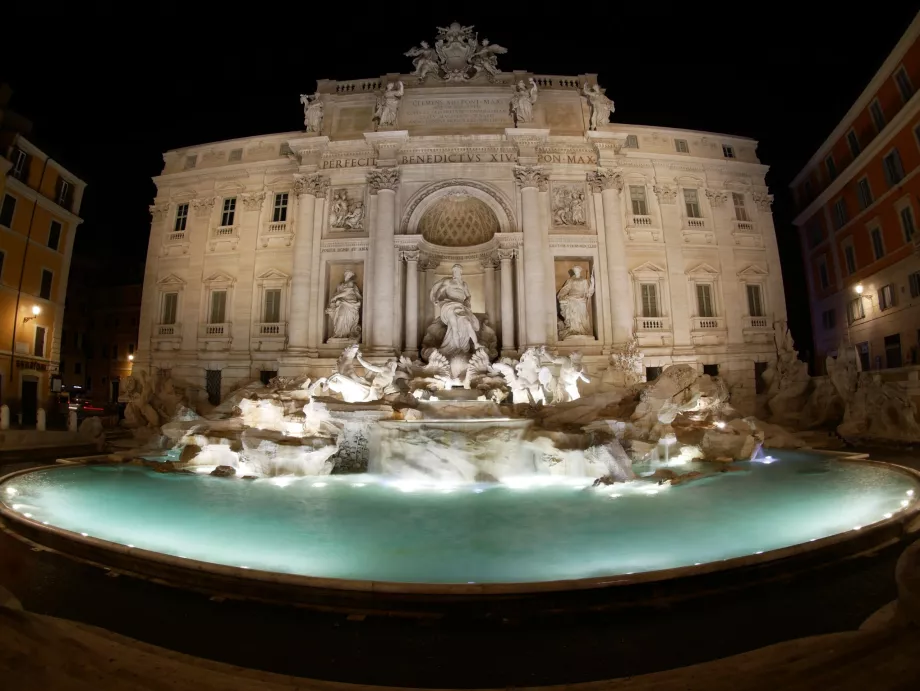 Fontana di Trevi di notte