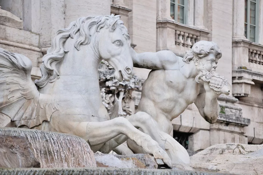 Statua sulla Fontana di Trevi