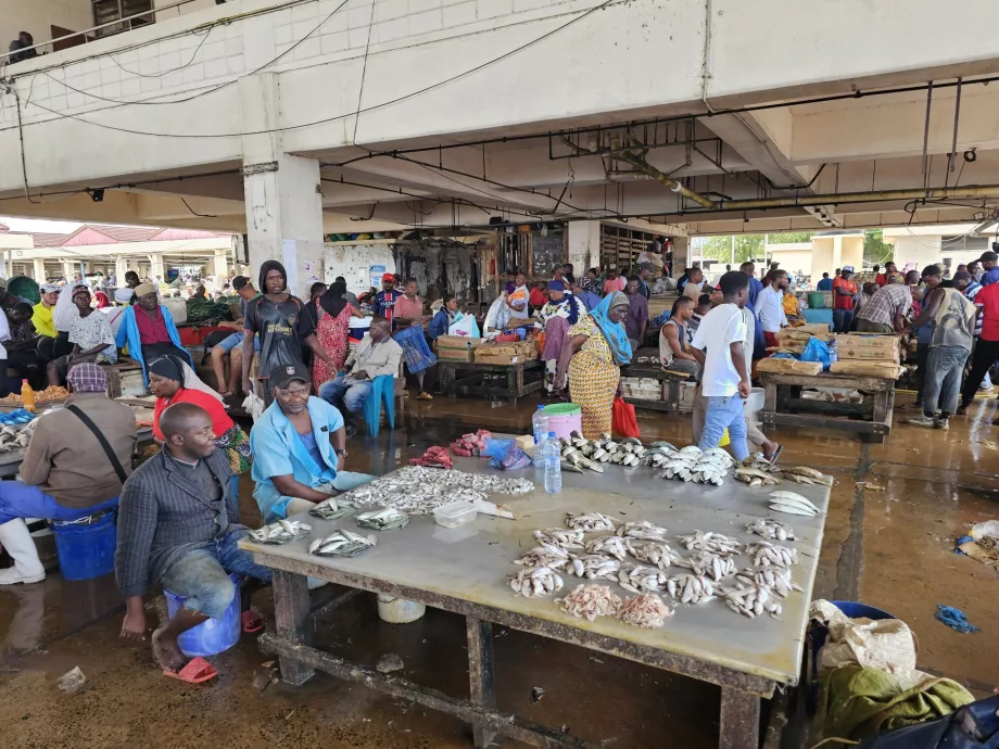 Mercato del pesce del traghetto