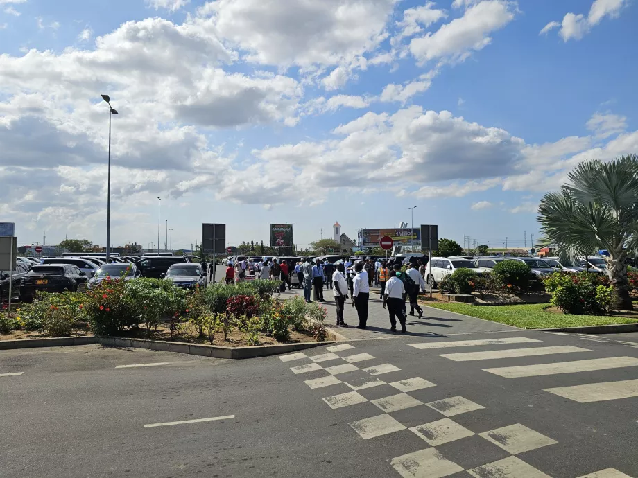 I tassisti davanti al Terminal 3