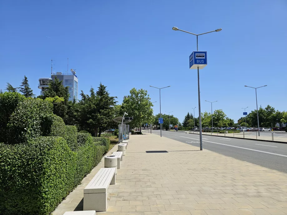 Fermata dell'autobus al terminal - linea 15 verso Sarafovo, linea 15A verso il centro di Burgas