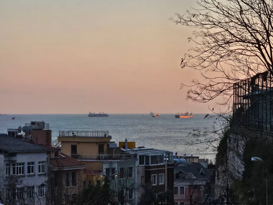 Vista dalle strade sotto la Moschea Blu