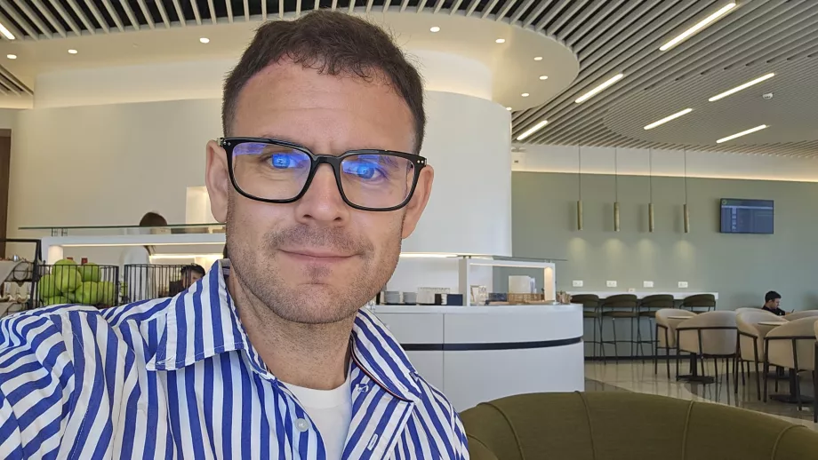 Christopher nella sala handling Globair, aeroporto di Rodi