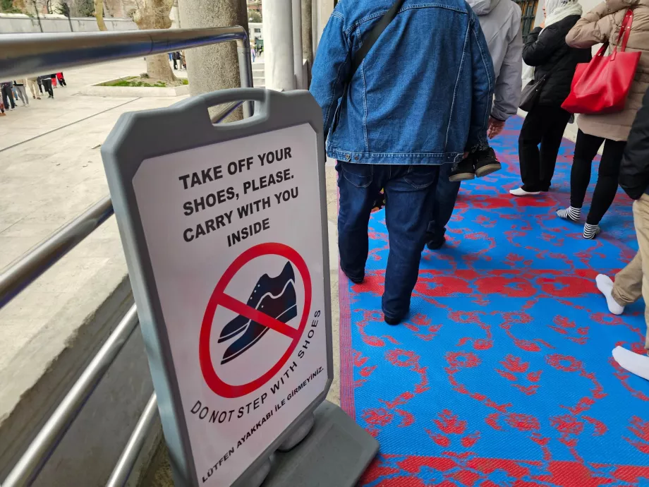 Moschea Blu, informazioni su come togliersi le scarpe