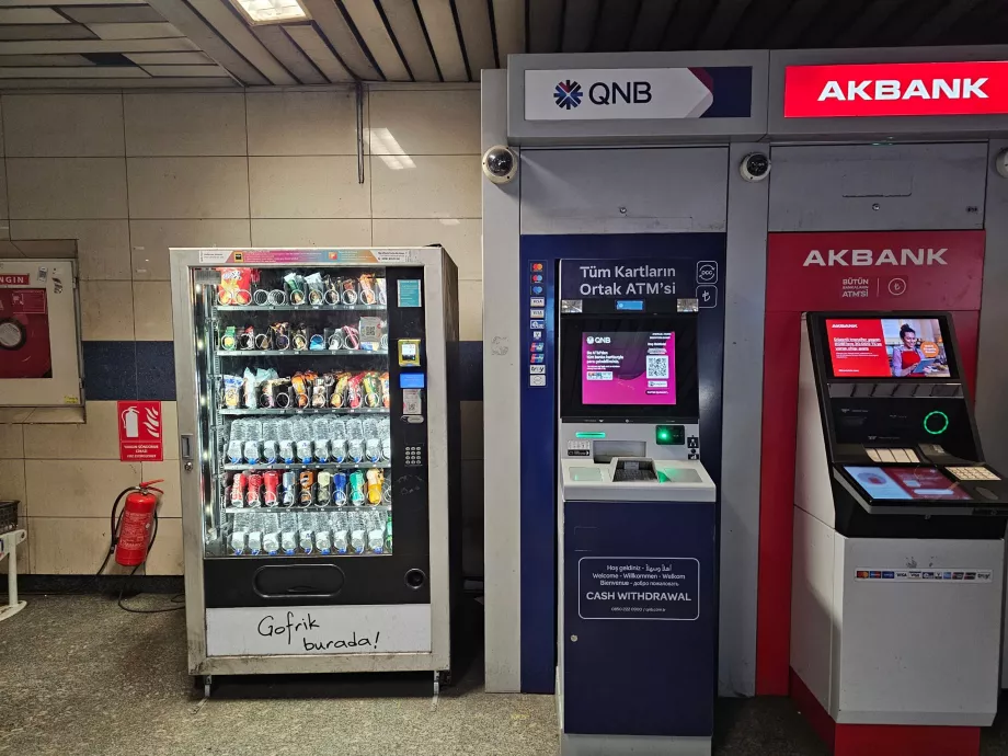 Bancomat e distributori automatici di bevande e snack nelle stazioni della metropolitana